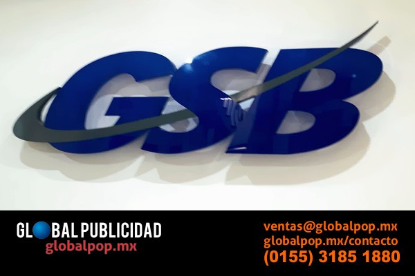 Logotipo acrílico color en interior
